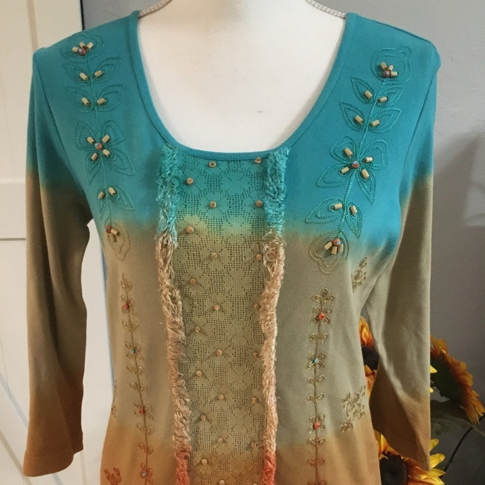 Multiples scoop neck Too. Embossed front, 3/4 Sleeve. Size small